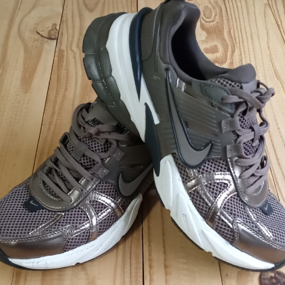 Nike Metallic and White Running Shoes Women's Size 8.5 - Picture 2 of 9